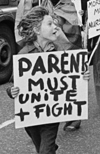  Hackney Flashers - Parents must unite + fight - Hackney Flashers : agitprop, travail et féminisme socialiste en Angleterre